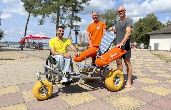 Bild 1 von 7: Tan Caglar, Bademeister Lutz Riemann, Schwimmender Rollstuhl - Strandbad Arendsee.