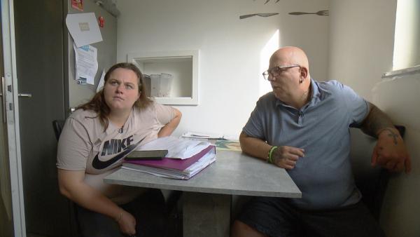 Bild 1 von 2: Dreifachmama Malena (27) hat Besuch von ihrem Vater Michael.