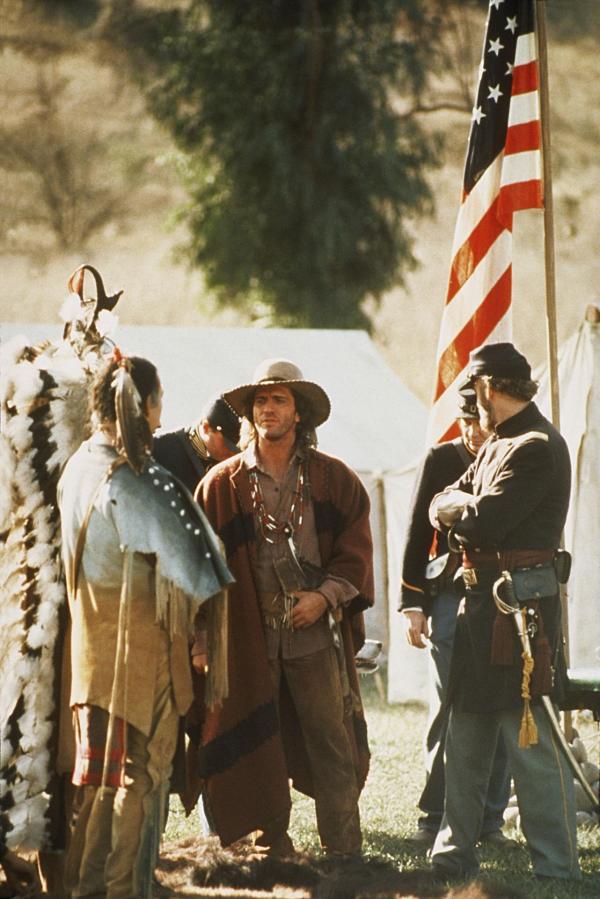 Bild 1 von 18: Immer wieder muss Byron Sully (Joe Lando, M.) zwischen den Cheyenne und der Armee vermitteln. Keine leichte Aufgabe ...