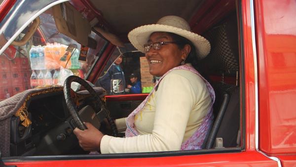 Bild 1 von 4: Maria lebt davon, Bewohner in abgelegenen Dörfern mit Waren zu versorgen.