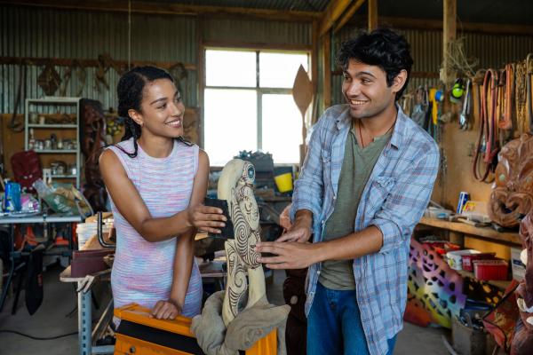 Bild 1 von 16: Victoria Schneider (Luna Baptiste) und Hemi Fletcher (Max Crean) verstehen sich auf Anhieb.