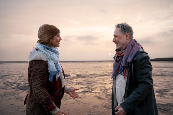 Bild 1 von 15: Antonia (Lara Joy Körner) strandet auf Langeoog, weil ihr Vater abtaucht, anstelle die erforderliche Unterschrift zu leisten. Eine zornige Wartezeit beginnt. Aber die Insel,  Herberts Lebensgefährtin Levke, der charmante Gastronom Tjärk (Jörn Knebel) und der traumatisierte Zuchthengst Paco bringen Antonia  dazu, ihren Blick auf ihr Leben massiv zu verändern.