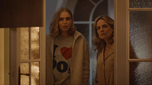 Bild 1 von 4: Mina (Julie Van den Steen, l.) und Babs (Ruth Beeckmans, r.) sind entsetzt, was sie über Minas Date erfahren müssen.