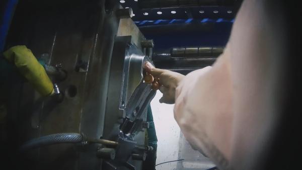 Bild 1 von 11: Undercover in der Mattel-Fabrik: Ohne Handschuhe muss die verdeckte Reporterin heiße Plastikteile aus der Maschine nehmen.