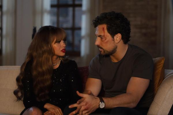 Bild 1 von 4: Max Mitchell (Vanessa Morgan, l.); Cole Ellis (Giacomo Gianniotti, r.)