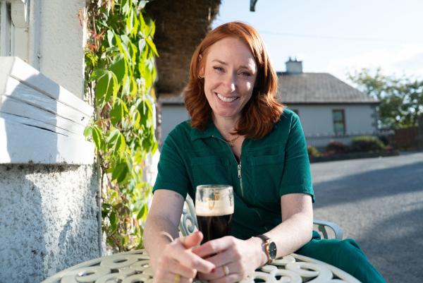 Bild 1 von 6: Hannah Fry drinking a Guinness. (Zinc Television Regions/Tess Benjamin)
