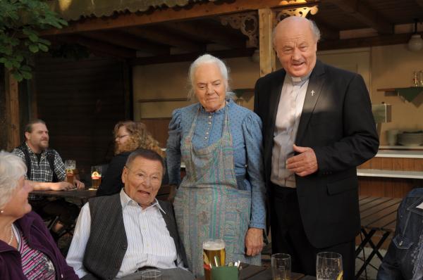 Bild 1 von 10: Theres freut sich auf die Wanderung, doch die Seniorengruppe will lieber mit dem Bus fahren. Von links: Alois Preissinger (Erich Hallhuber), Theresa Brunner (Ursula Erber) und Pfarrer Kurz (Hans Stadlbauer).