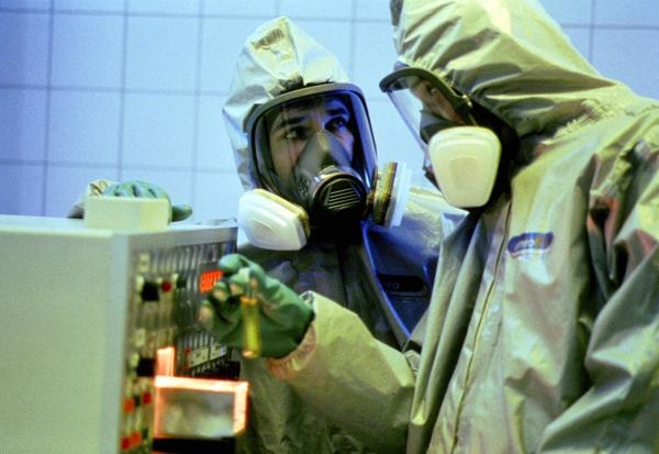 Bild 1 von 4: Im Bild: Im Hochsicherheits-Labor eines Chemie-Konzerns wird ein biologischer Kampfstoff der nationalen Volksarmee entsorgt. Als einige Ampullen verschwinden, herrscht Großalarm.
