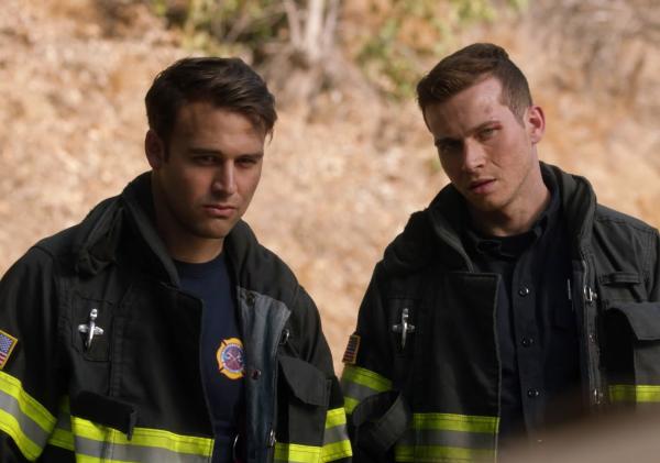 Bild 1 von 17: Eddie Diaz (Ryan Guzman, l.); Evan \
