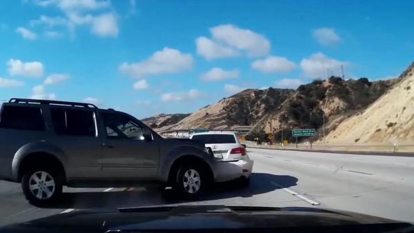 Bild 1 von 3: Auch beim Abbiegen gilt die goldene Regel: Erst schauen, dann fahren.