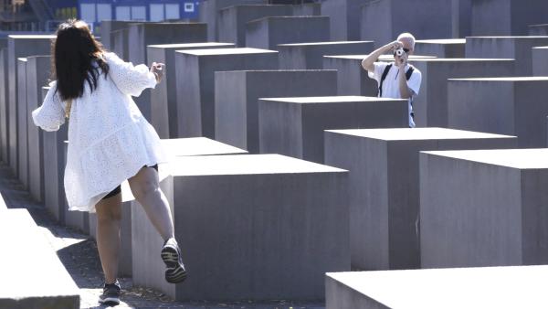 Bild 1 von 2: Kulisse für Urlaubsfotos: Touristen am Berliner Denkmal für die ermordeten Juden Europas.