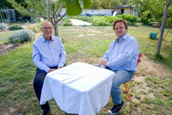 Bild 1 von 20: Im Bild: Auf der Cityfarm im Wiener Augarten trifft Hanno Settele den Schweizer Agrarwissenschaftler Urs Niggli.