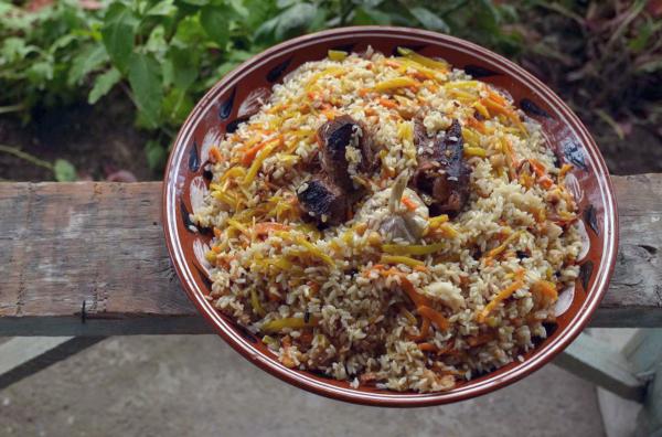 Bild 1 von 2: Das usbekische Nationalgericht Plov: Gemüsereis mit Rindfleisch und Rosinen