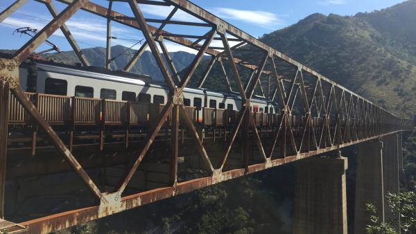 Bild 1 von 3: Das Mala-Rijeka-Viadukt erstreckt sich in Montenegro über ein knapp 200 Meter tiefes Tal.