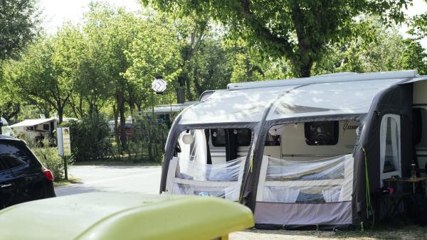 Bild 1 von 2: Neue Geschichten von dem größten Campingplatz Europas - dem Marina di Venezia in Italien! Für jeden ist etwas dabei: Alteingesessene und Campingneulinge zeigen die großen und kleinen Dramen, die sich im Urlaub abspielen.