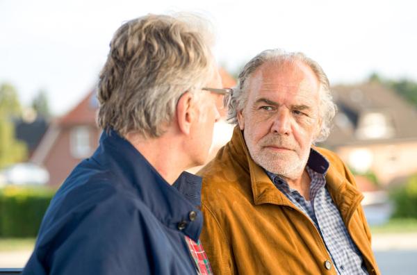Bild 1 von 22: Im Bild: Georg (Christian Kohlund, l.) und Alex (Walter Sittler) freunden sich an.
