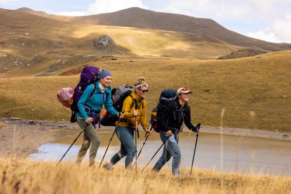 Bild 1 von 15: Vorbei am Shutman Lake (Kosovo) führt die Bergfreundinnen (von links) Toni, Kaddi und Lisa ihr Weg an Tag 6. In diesem Landstrich leben auch Adler.