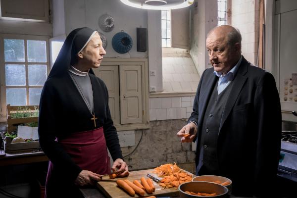 Bild 1 von 15: Schwester Gudula (Katharina Blaschke) wird von Georg Wilsberg (Leonard Lansink) ausgehorcht, ob einige Nonnen ab und zu Herrenbesuch im Kloster empfangen.