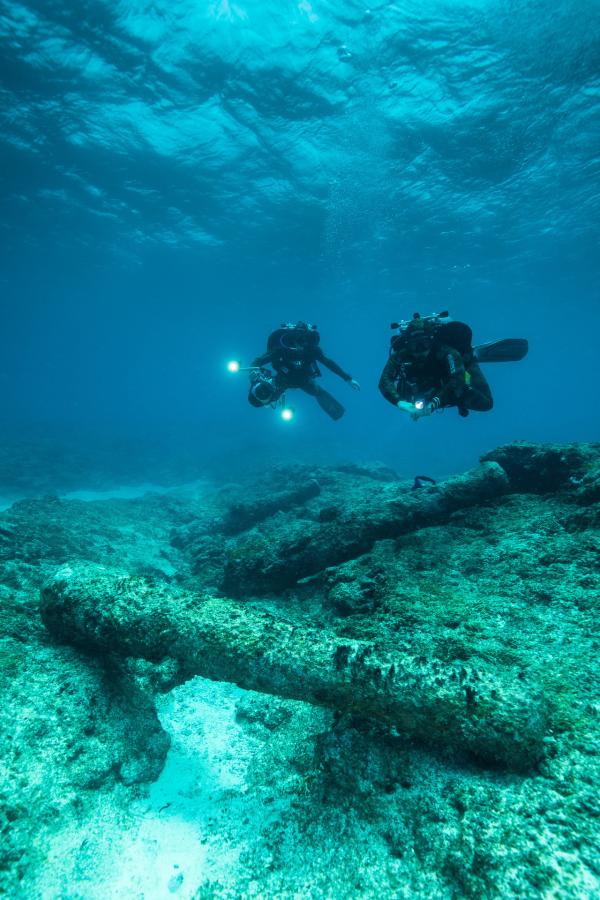 Bild 1 von 15: Florian Huber hat die Wrackstelle in der Brandungszone vor der Mauritius wiedergefunden und Kanonen und Anker werden mit hochauflösenden Kameras dokumentiert. Das Schiff war 1744 gesunken und ist im weltberühmten Liebesroman \