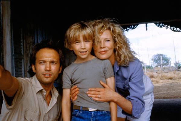 Bild 1 von 3: Kuki Gallmann (Kim Basinger, r.) wandert mit ihrem Sohn Emanuele (Liam Aiken, M.) und Ehemann Paolo (Vincent Perez, l.) nach Afrika aus.