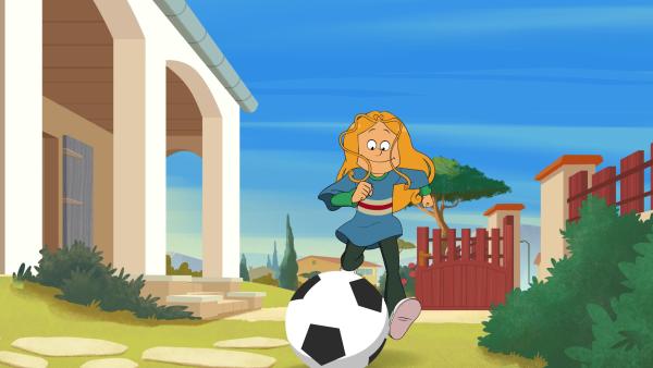 Bild 1 von 3: Marine übt Kicken im Garten.