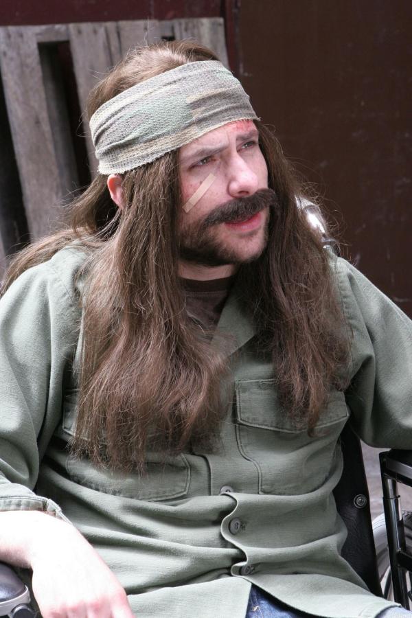 Bild 1 von 9: Charlie (Charlie Day), der aufgrund eines Fahrfehlers von Dennis einen Unfall hatte und nun im Rollstuhl sitzen muss, erkennt, dass einem als Behindertem unglaublich viel Sympathie entgegengebracht wird ...