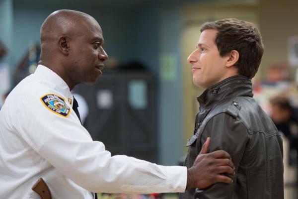 Bild 1 von 15: Captain Ray Holt (Andre Braugher, l.); Jake Peralta (Andy Samberg, r.)
