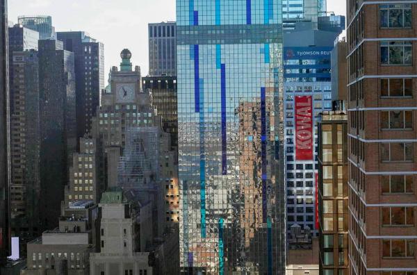 Bild 1 von 3: Editschka, Eduard Limonows Alter Ego, beschreibt in ?Fuck off, Amerika? seine Flucht aus der UdSSR ins New York der 70er Jahre ? eine bittere Kritik am amerikanischen Traum.