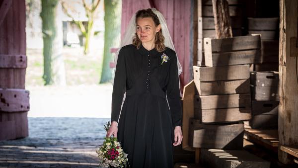 Bild 1 von 15: Hildegard von Kamcke (Birte Schnöink) freut sich auf die Hochzeit mit Karl Eckhoff: Endlich wieder ein eigenes Zuhause.