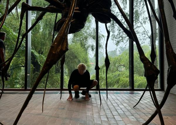 Bild 1 von 4: Maler Alexander Höller unter einer Skulptur der Künstlerin Louise Bourgeois im dänischen Louisiana Museum.