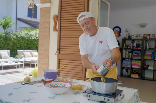 Bild 1 von 2: Paride Grossi bei der Zubereitung der Parmesannudeln \