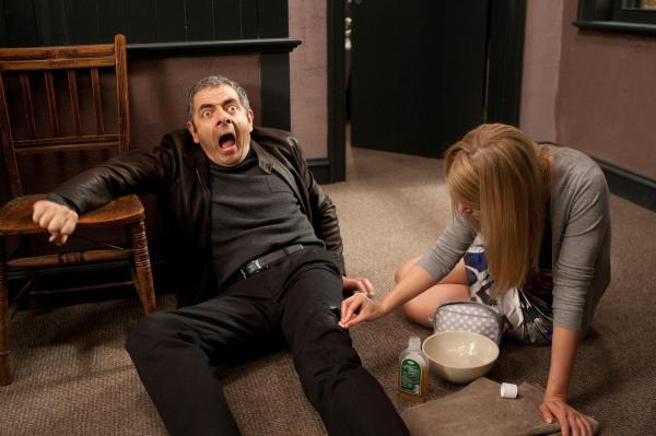 Bild 1 von 14: Im Bild: Rowan Atkinson (Johnny English), Rosamund Pike (Kate Sumner).
