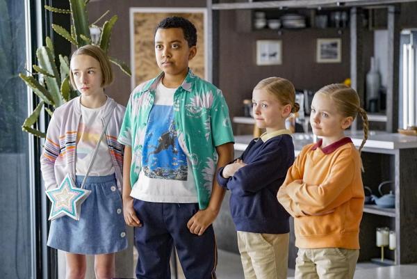Bild 1 von 10: (v.l.n.r.) Sophie Cooper (Marlow Barkley); Rory Banks (Devin Trey Campbell); Amy Fogerty (Ella Allan); Emma Fogerty (Mia Allan)