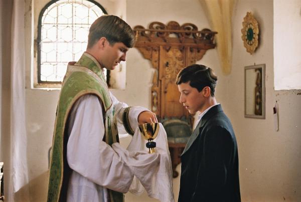 Bild 1 von 12: Der Kaplan (Leopold Hornung, links) und Toni Sedlacek (Lorenz Strasser).