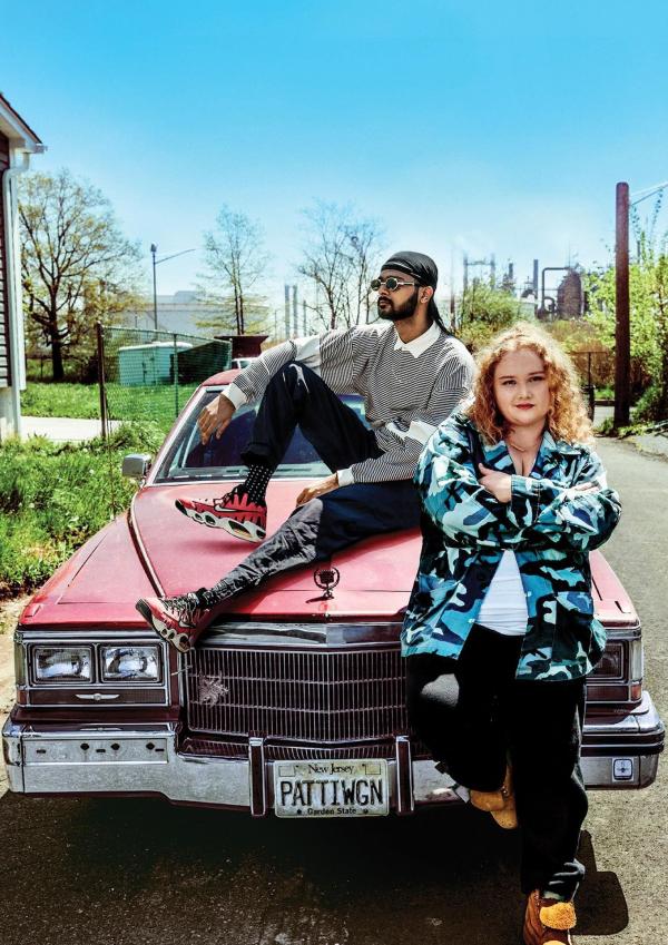 Bild 1 von 2: Jheri (Siddharth Dhananjay, l.); Patti (Danielle Macdonald, r.)