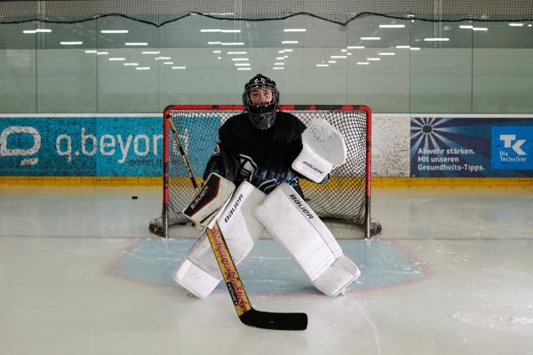 Bild 1 von 12: Transjunge Luca (16) spielt seit seiner Kindheit mit Begeisterung Eishockey. Schon in der Grundschule wusste er, dass er ein Junge ist - im Körper eines Mädchens geboren.