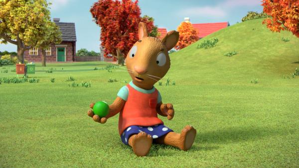 Bild 1 von 2: Posy übt eine spezielle Wurftechnik, um beim \