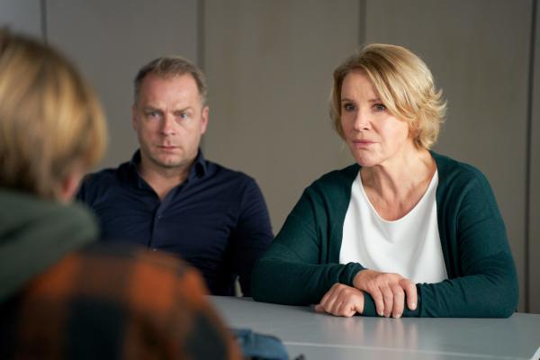 Bild 1 von 10: Marie Brand (Mariele Millowitsch, r.) und Jürgen Simmel (Hinnerk Schönemann, M.) befragen Jan Frehse (Ludger Bökelmann, l.) zu seiner dealenden Tätigkeit.