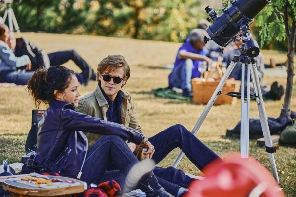 Bild 1 von 13: Riley Davis (Tristin Mays, l.); Angus MacGyver (Lucas Till, r.)