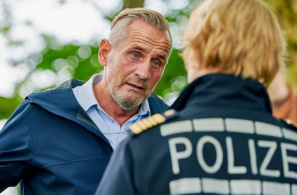 Bild 1 von 4: Im Bild: Paul Schott (Tim Wilde, l.) wird von seiner Chefin Nele Fehrenbach (Floriane Daniel, r.) von dem Mordfall abgezogen. Und gerät zudem selbst unter Verdacht.