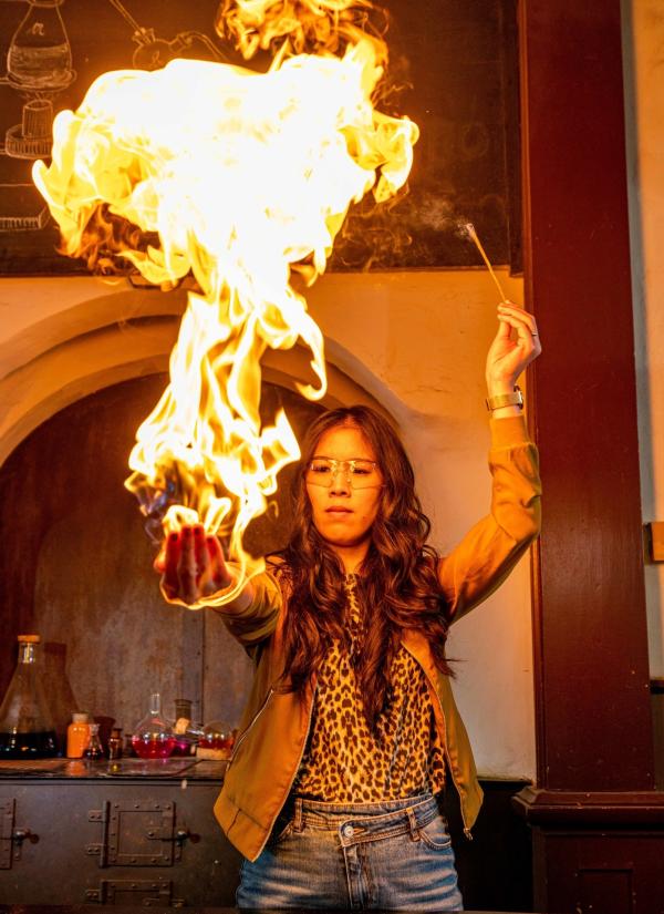 Bild 1 von 5: Feurige Forschung: Mai Thi Nguyen-Kim im historischen Labor.