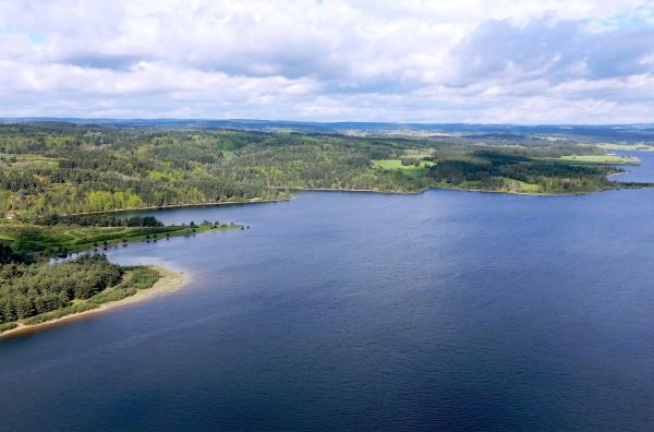 Bild 1 von 5: Beeinduckende Landschaft im Zentrum Frankreichs: Der Lac de Naussac ist der größte Stausee des Départements Lozère.