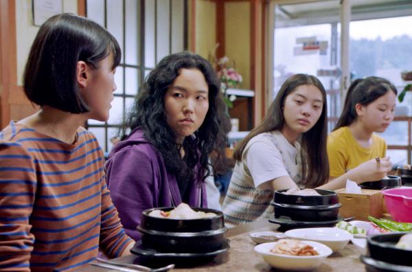Bild 1 von 4: Tena (Guka Han), Frédérique (Park Ji-Min) und ihre Halbschwestern (Song Hae-in und Oh Britnara, v.l.) beim gemeinsamen Essen: Noch ist die neue Situation ist für alle Beteiligten ungewöhnlich.