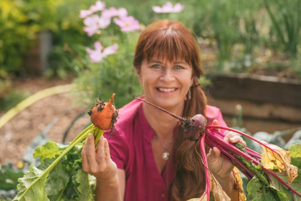 Bild 1 von 5: Moderatorin Sabrina Nitsche mit frisch geernteter gelber und roter Bete.