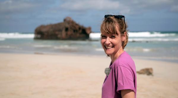Bild 1 von 2: Nina Heins (li.) besucht das Schiffswrack der Cabo Santa Maria (Im Hintergrund links). 1968 lief das spanische Frachtschiff Cabo Santa Maria vor der Küste der Kapverden-Insel Boa Vista auf Grund.