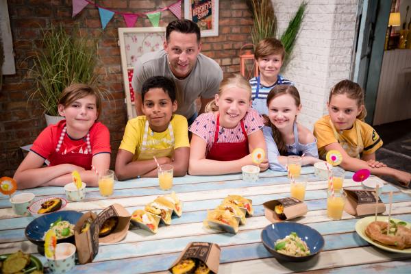 Bild 1 von 5: Alex Kumptner zeigt den Kochteams, was man aus Avocado so alles zaubern kann. Moderator und Fernsehkoch Alex Kumptner zusammen mit den Koch-Kids: Philip, Lukas, Anouk, Matthäus, Livia und Felicitas.