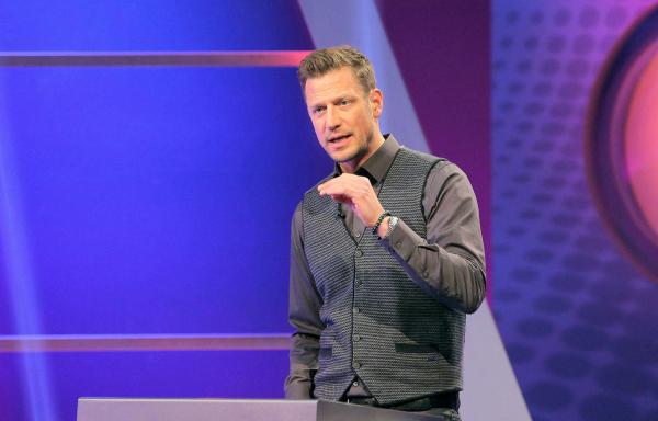 Bild 1 von 2: Moderator Florian Weber stellt in seinem Wissensquiz die Alltagstauglichkeit seiner prominenten Kandidaten auf die Probe.
