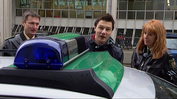 Bild 1 von 2: André ist zu Besuch bei der Polizei und darf sogar in einem echten Polizeiauto mitfahren.