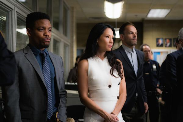 Bild 1 von 5: Äußerst berührt von Gregsons Rede: Joan (Lucy Liu, M.), Sherlock (Jonny Lee Miller, r.) und Marcus (Jon Michael Hill, l.). Aber gelingt es ihnen auch, den grausamen Mord an Russel Cole aufzuklären?