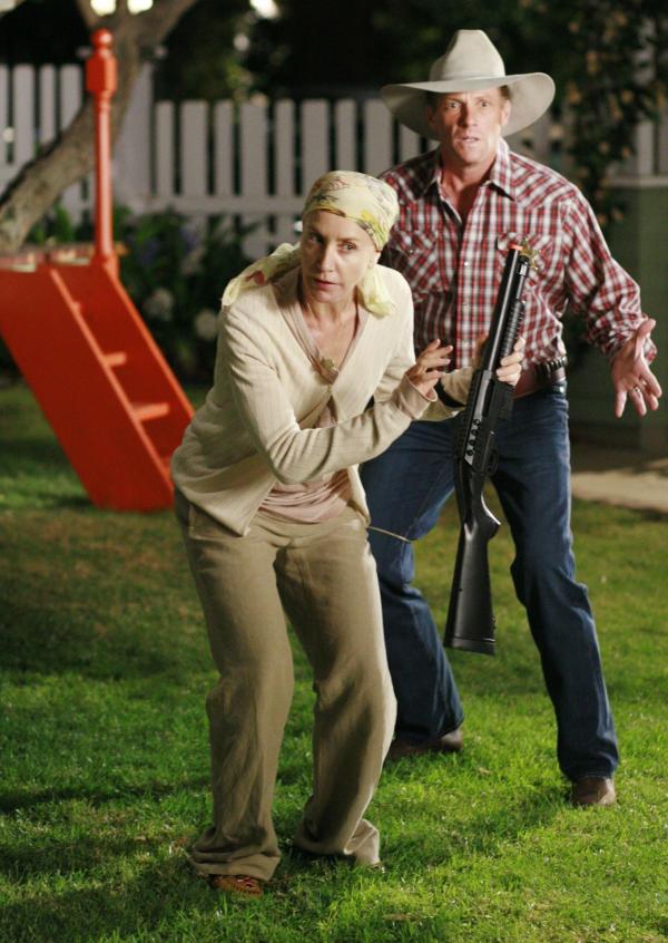 Bild 1 von 26: Tom (Doud Savant, r.) möchte Lynette (Felicity Huffman, l.) zur Halloweenparty abholen, doch Lynette geht zuvor noch auf Opossum Jagd ...